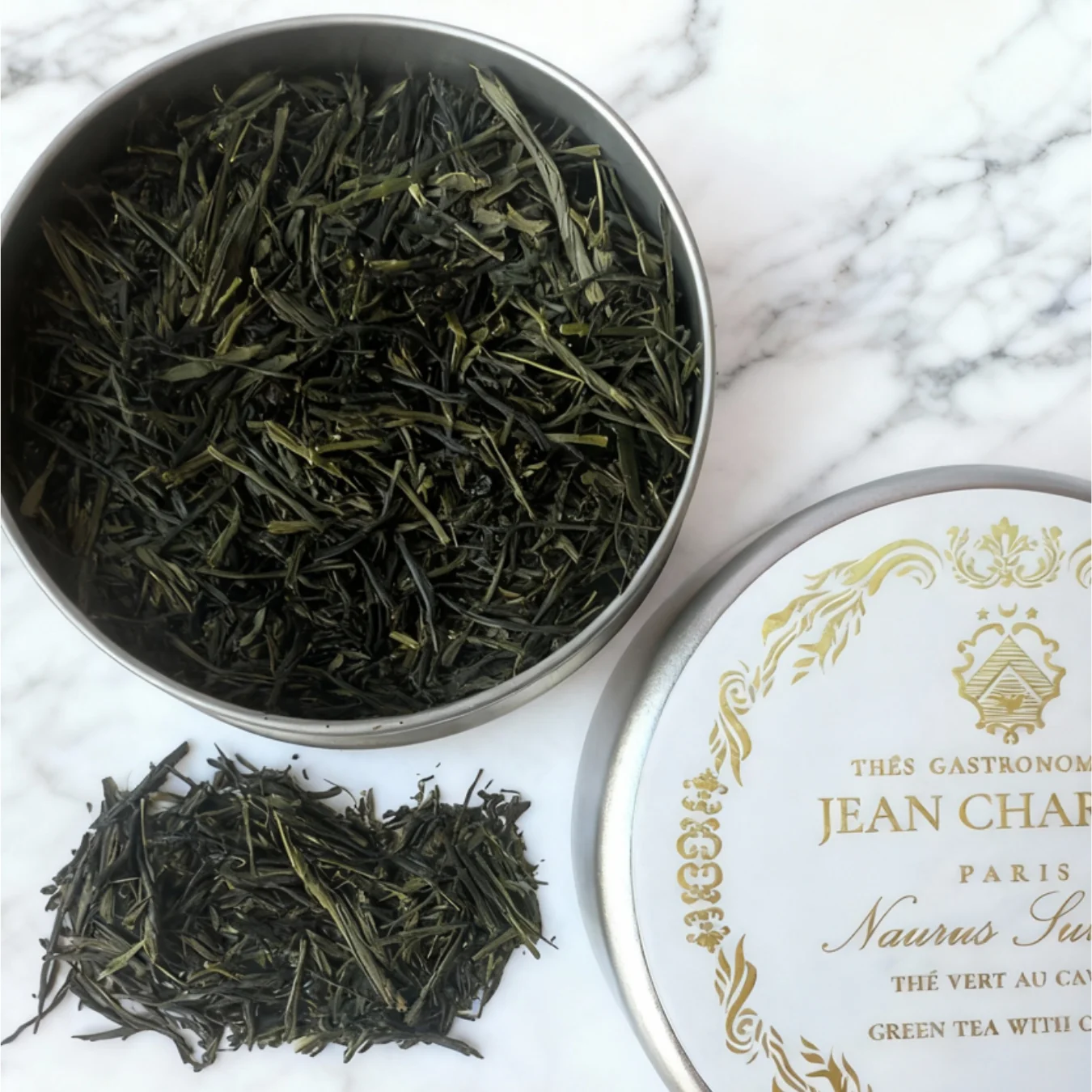 image présentant la boite métal ronde avec le thé à l'intérieur avec son couvercle